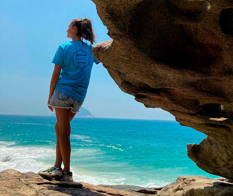 Vista do mar em praia selvagem no Rio de Janeiro