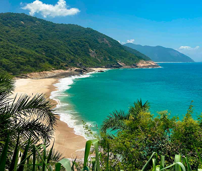 Vista do mar em praia selvagem no Rio de Janeiro