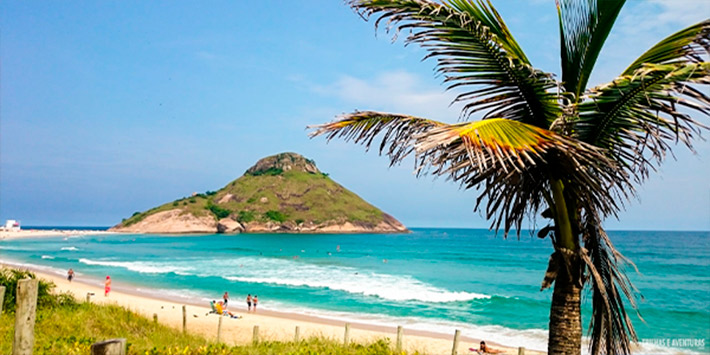 Imagem panorâmica da praia da Macumba no Rio de Janeiro