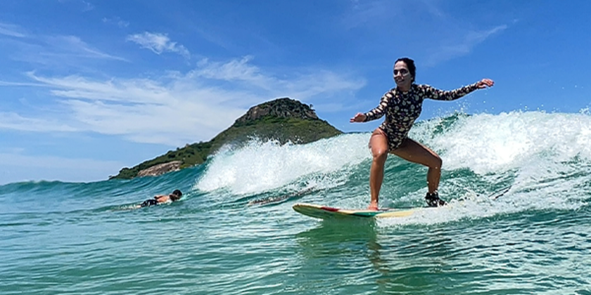 Surfista em grande onda para ilustrar como existe muito o que fazer no frio no Rio