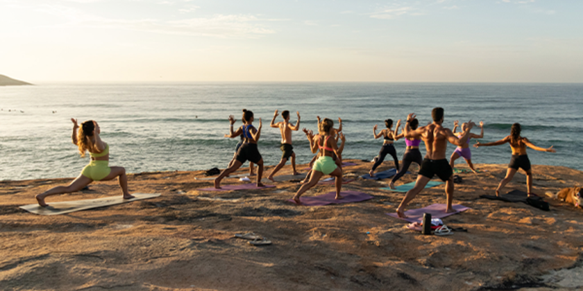 Yoga e surf: Melhore sua performance nas ondas com a prática de yoga